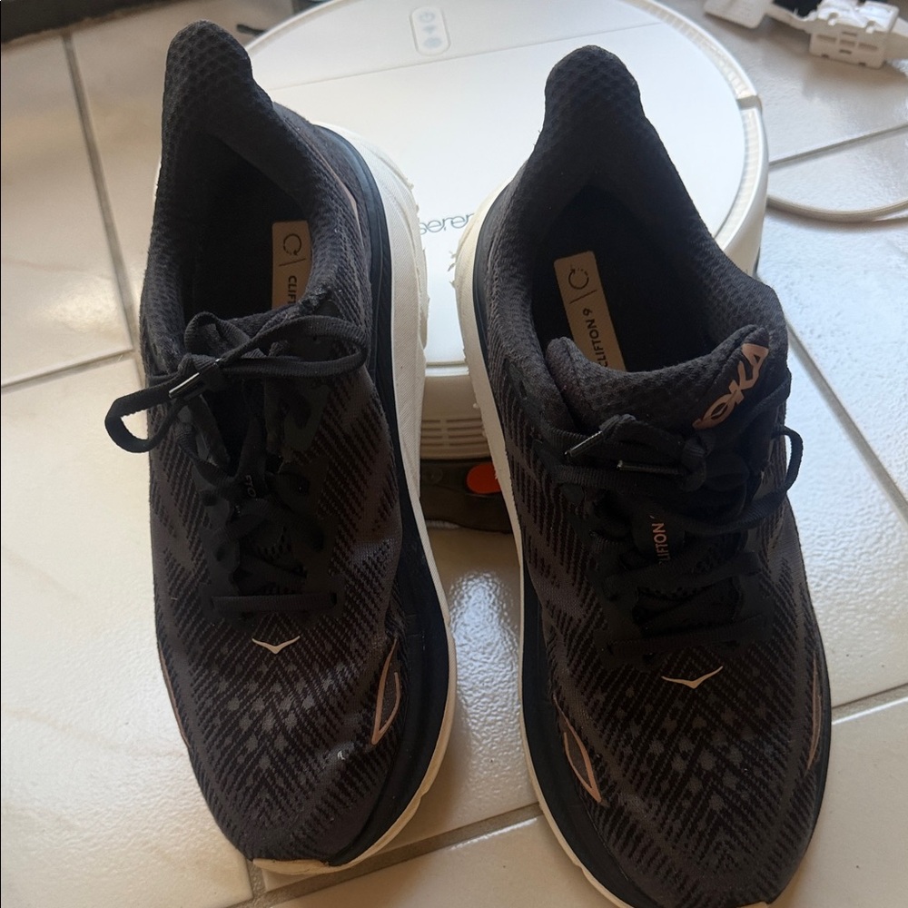 Hoka Black and White Sneakers 👟 Clifton 9W